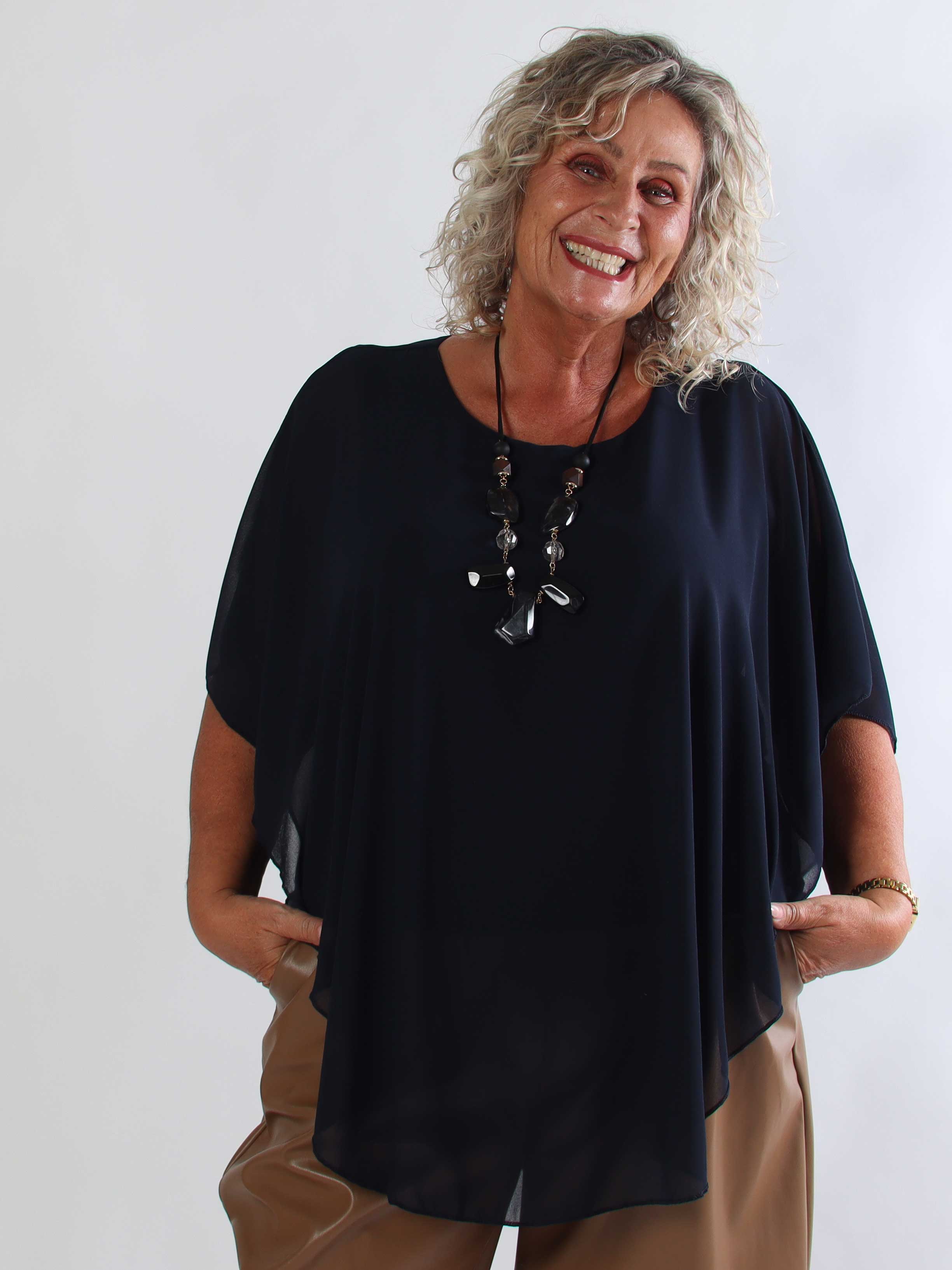 Kenya Shirt - Elegant plus size bluse med let chiffonlag og rund udskæring